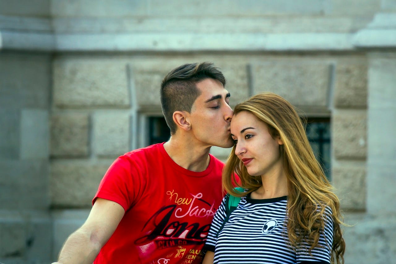 Wyprawy łodzią do ukrytych plaż i jaskiń