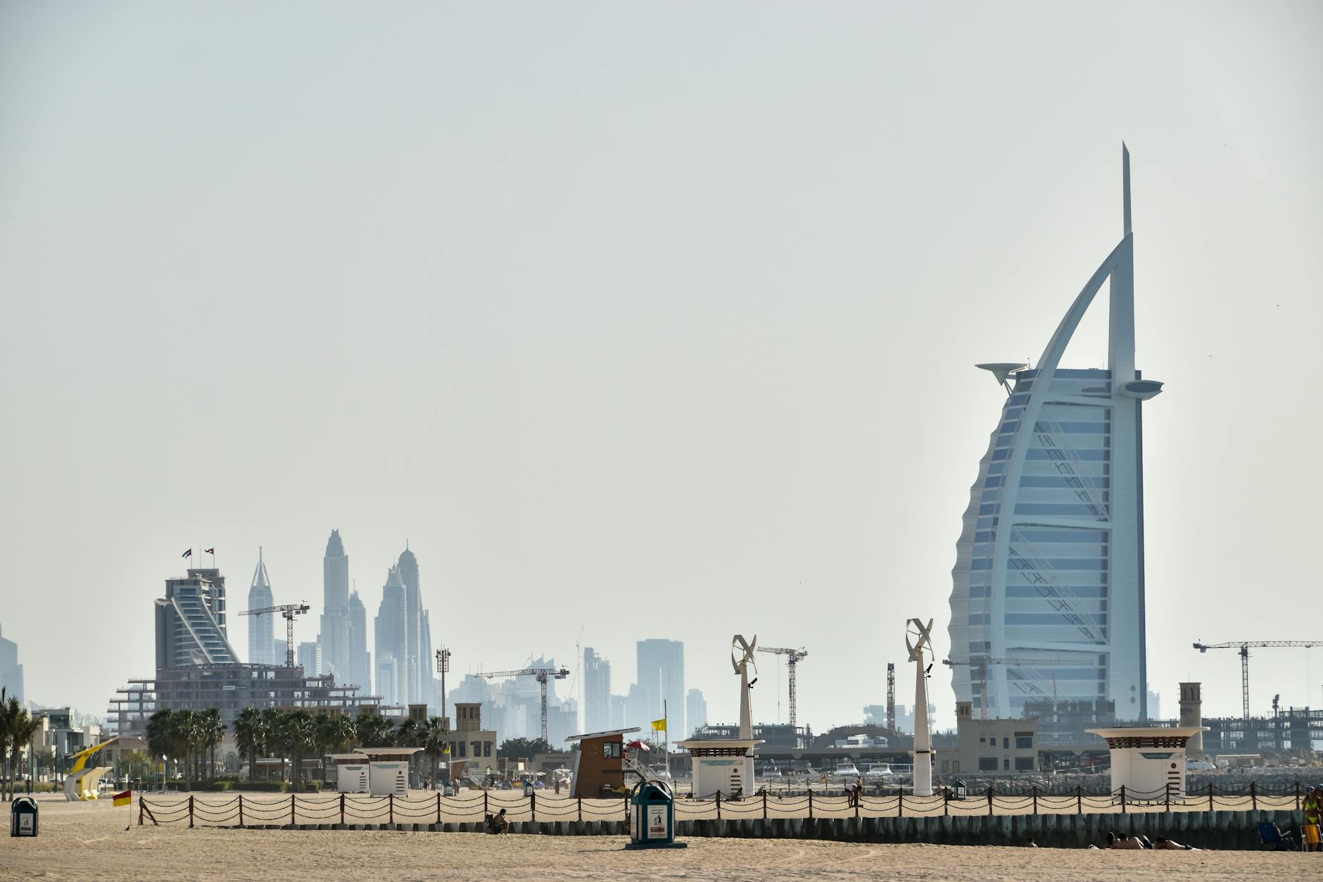 Burj Al Arab na tle nowoczesnej panoramy Dubaju