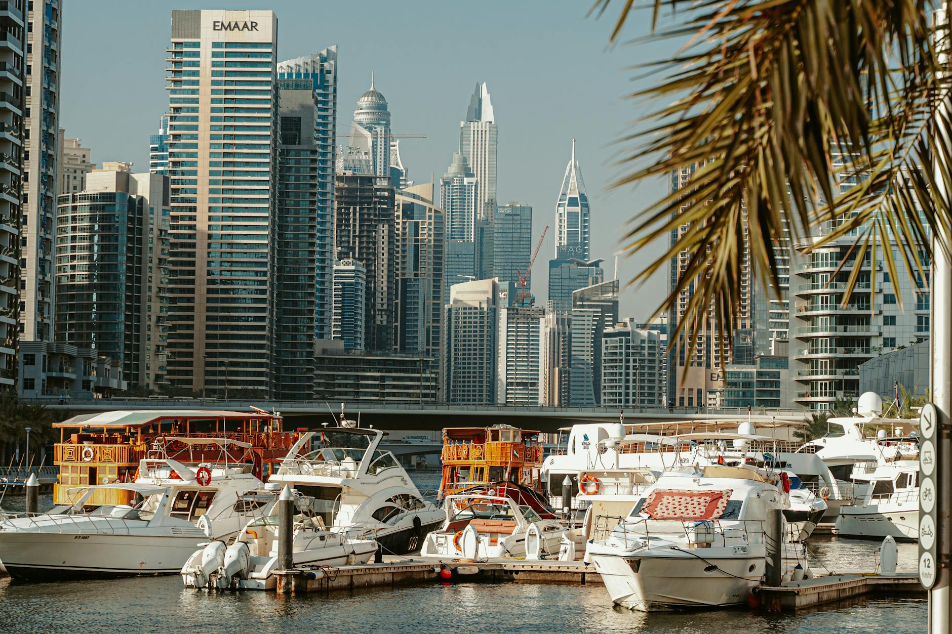 Jachty przy nabrzeżu Dubai Marina na tle wieżowców