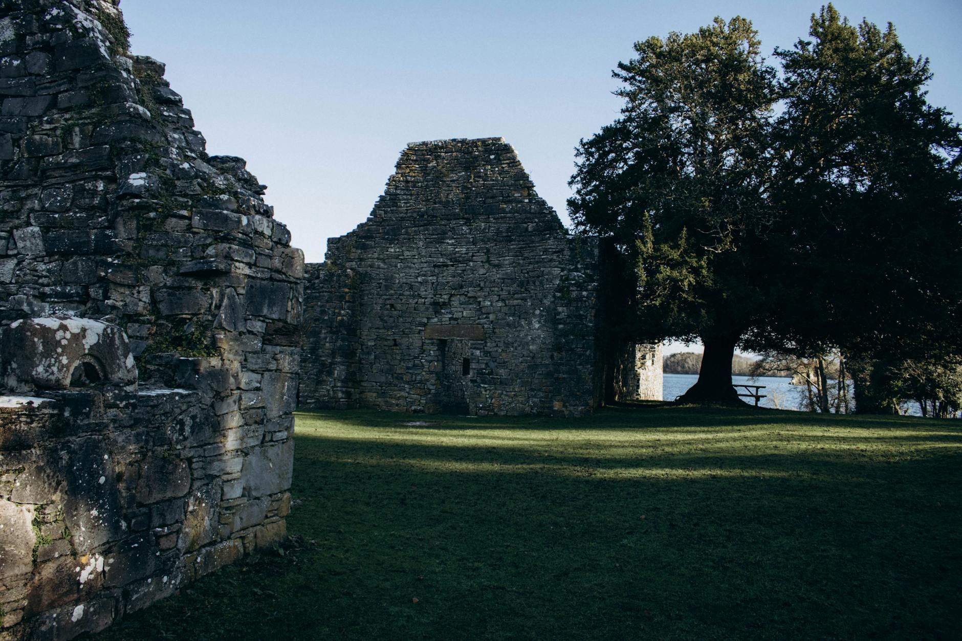 Kamienne ruiny klasztoru na wyspie Innisfallen wśród zieleni