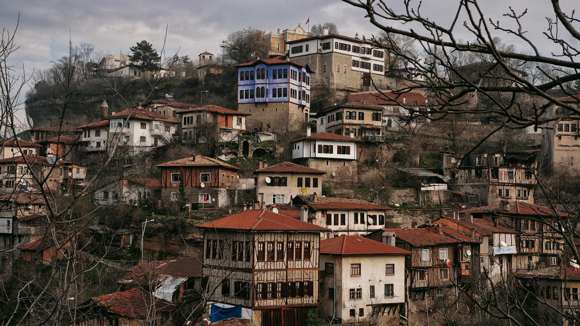 Ottomańskie domy na wzgórzach Safranbolu w Turcji