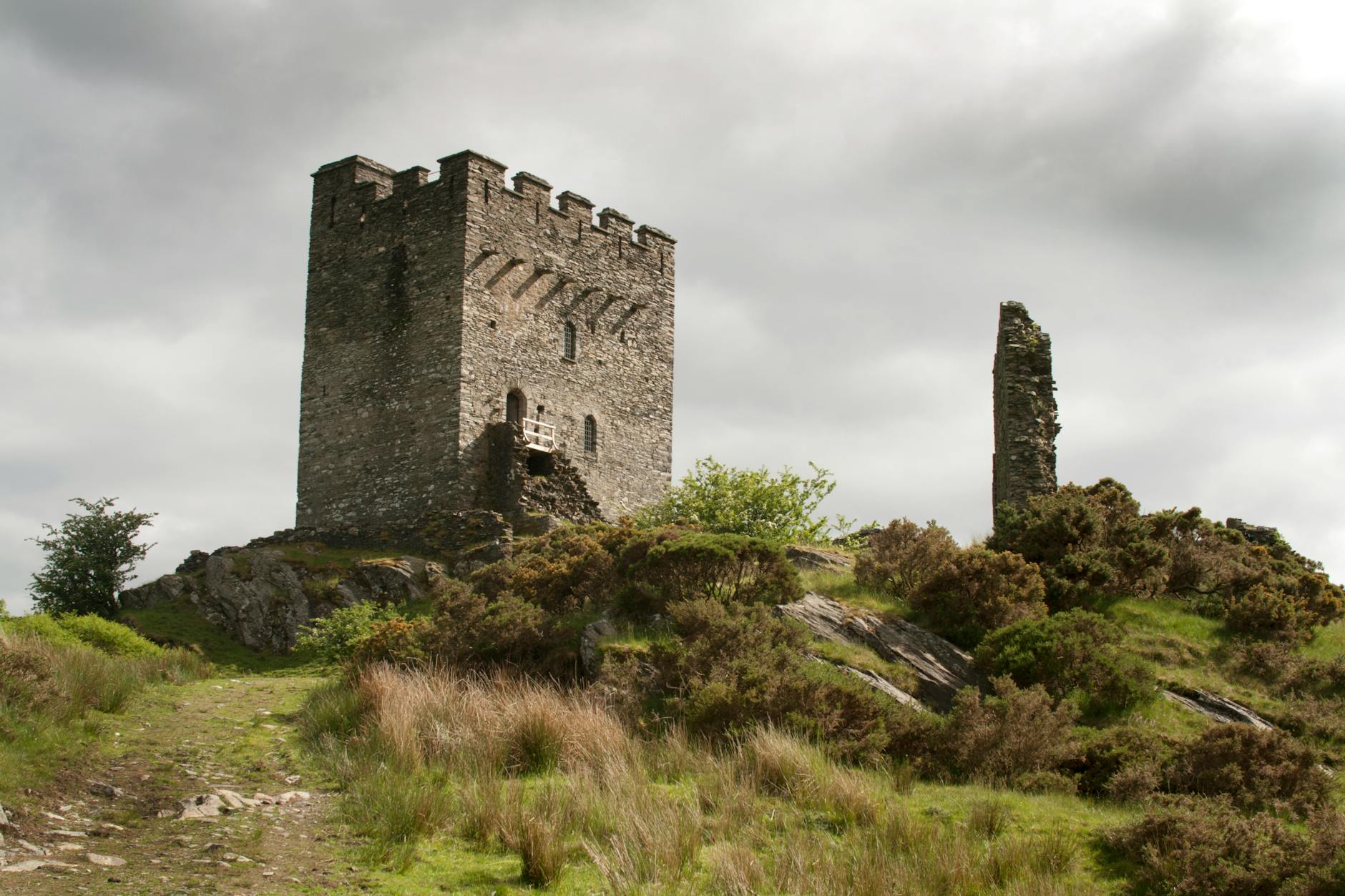 Średniowieczny zamek Dolwyddelan w zielonym, pagórkowatym krajobrazie