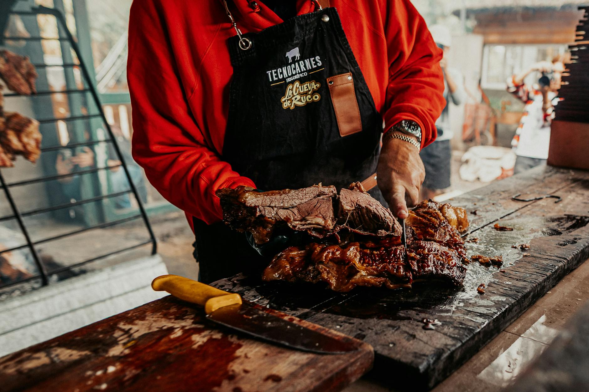 Kucharz przygotowuje tradycyjne argentyńskie asado na grillu