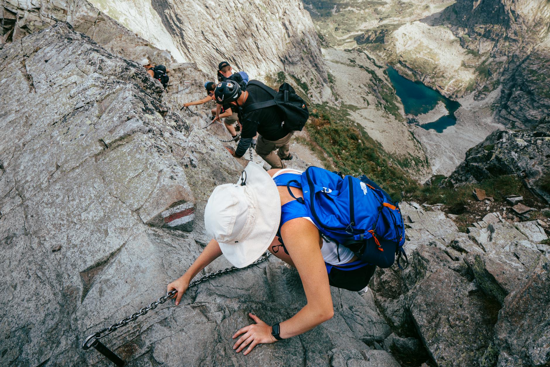Szlak w Wysokich Tatrach nad alpejskim jeziorem wśród skalistych szczytów