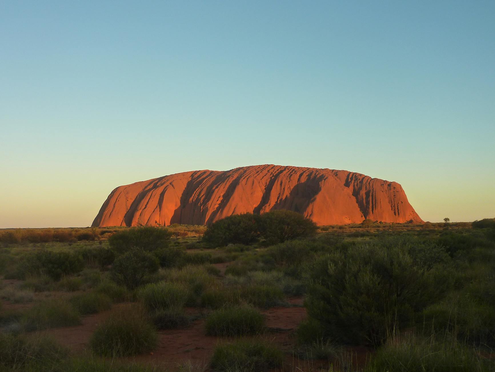 Uluru o zachodzie słońca w australijskim Outbacku