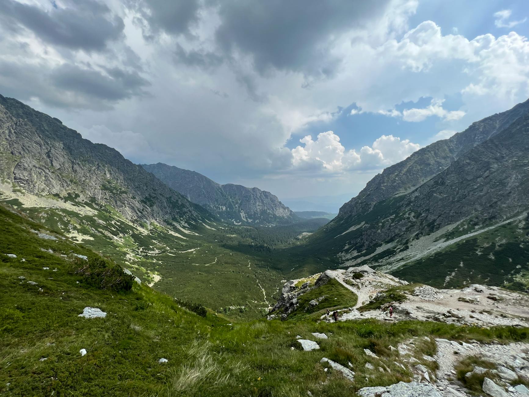 Zielona dolina w słowackich Tatrach Wysokich pod dramatycznym niebem