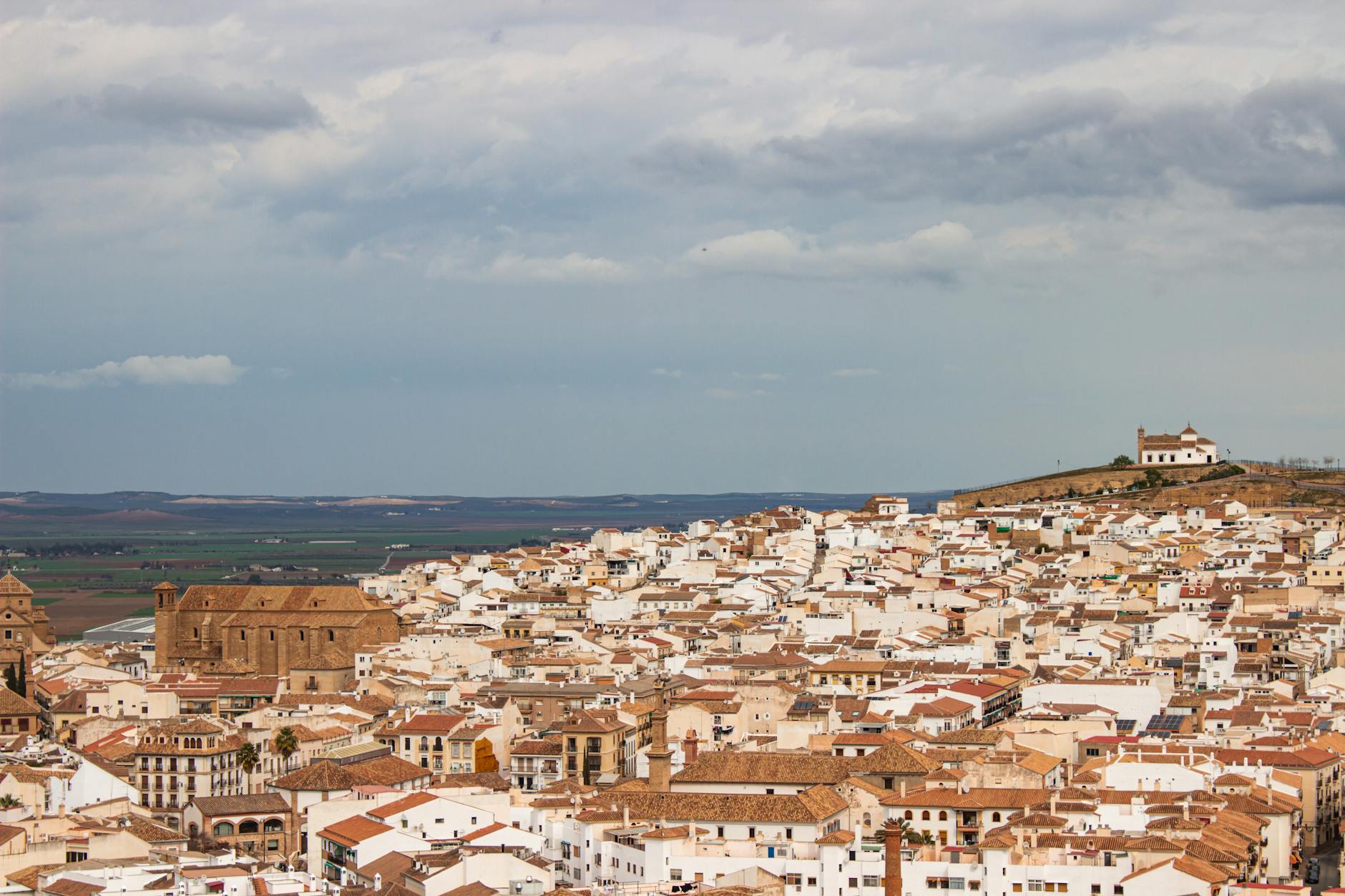 Antequera z lotu ptaka z białą zabudową i andaluzyjskim krajobrazem