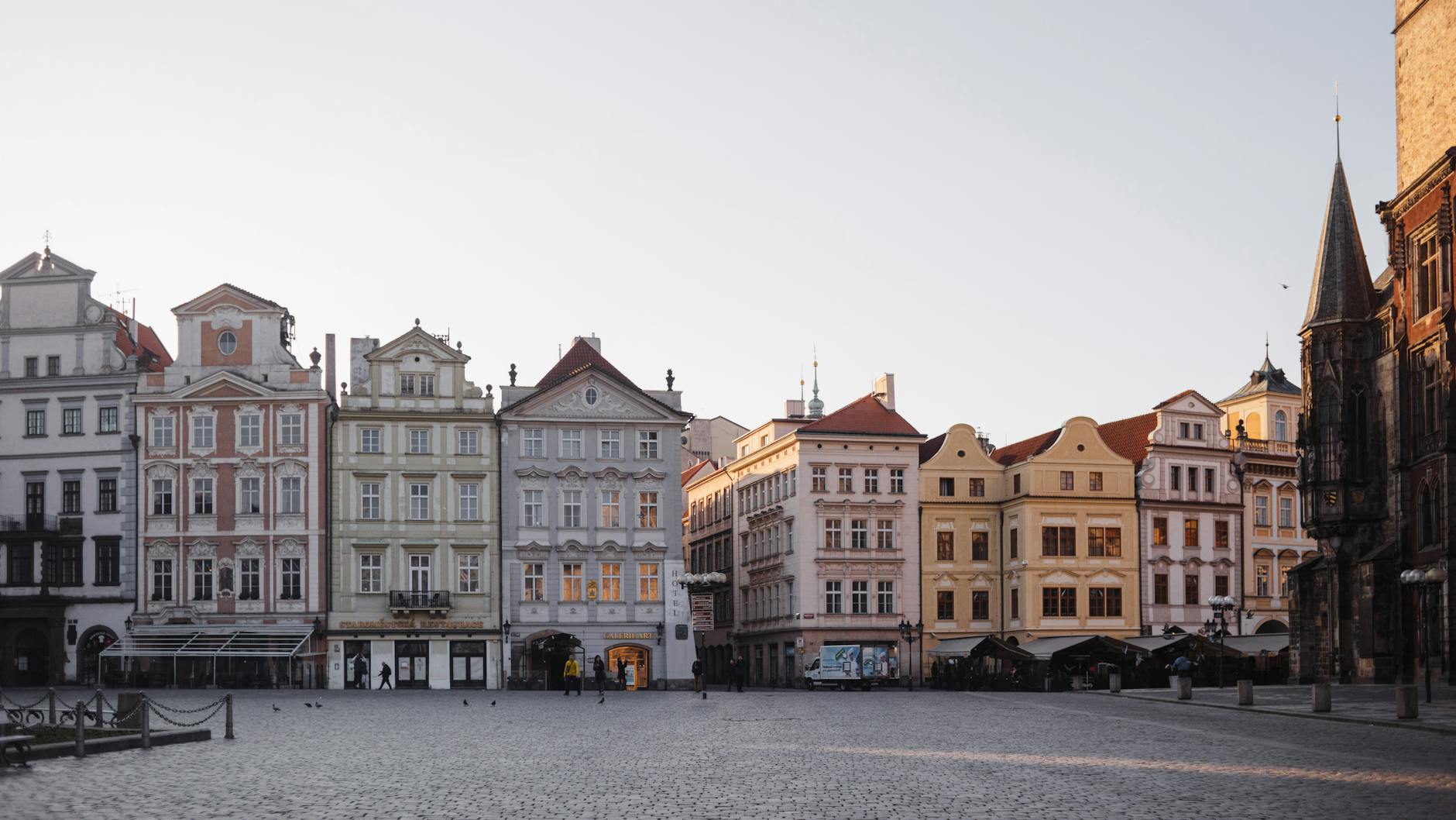 Czeskie miasteczka których nie znasz urokliwe ryneczki i lokalne rytuały Kolorowe kamienice przy brukowanej ulicy w czeskim miasteczku