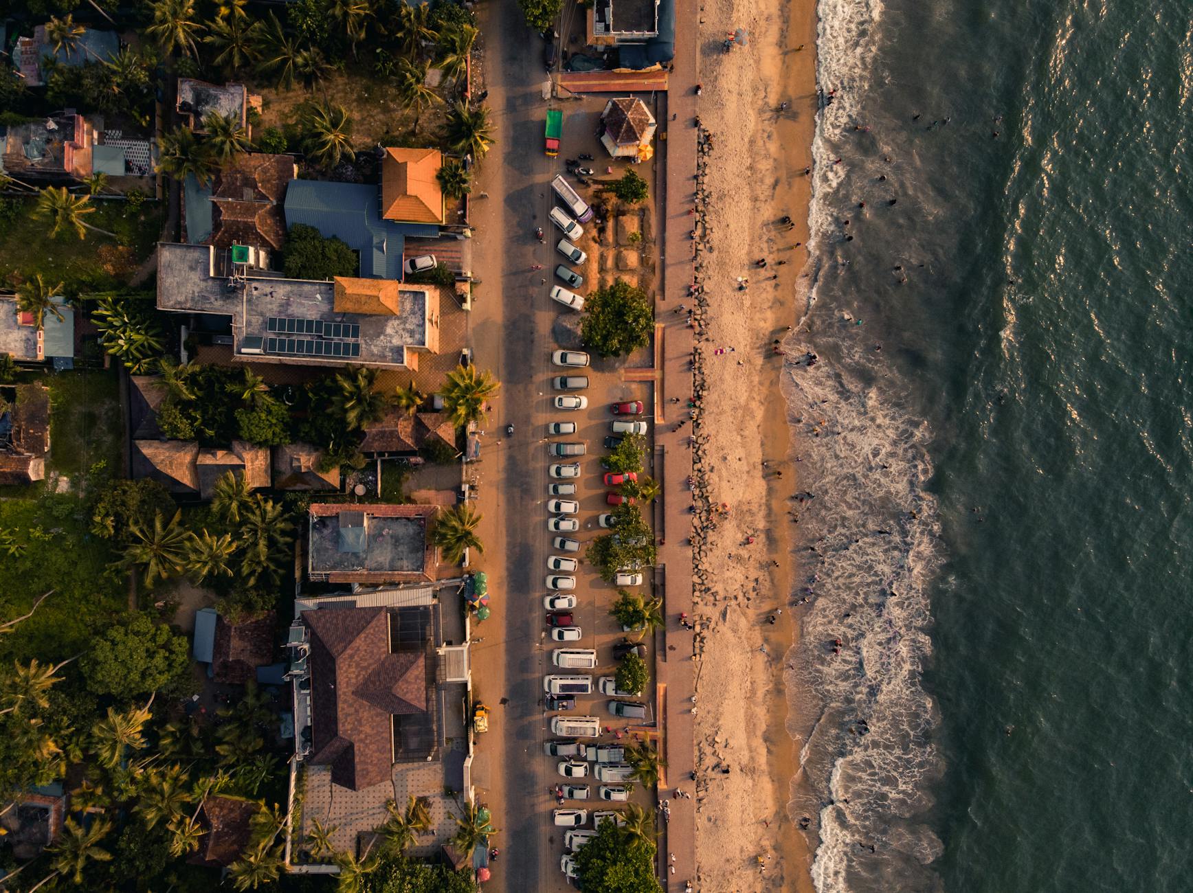 Plaża nad Bałtykiem z zabudową kurortu i parkingiem z lotu ptaka
