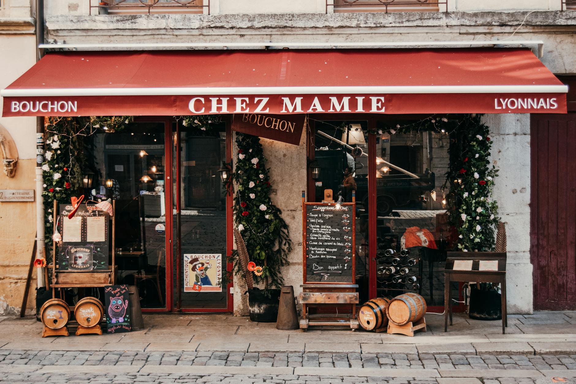 Przytulne bistro w Lyonie udekorowane świątecznymi ozdobami