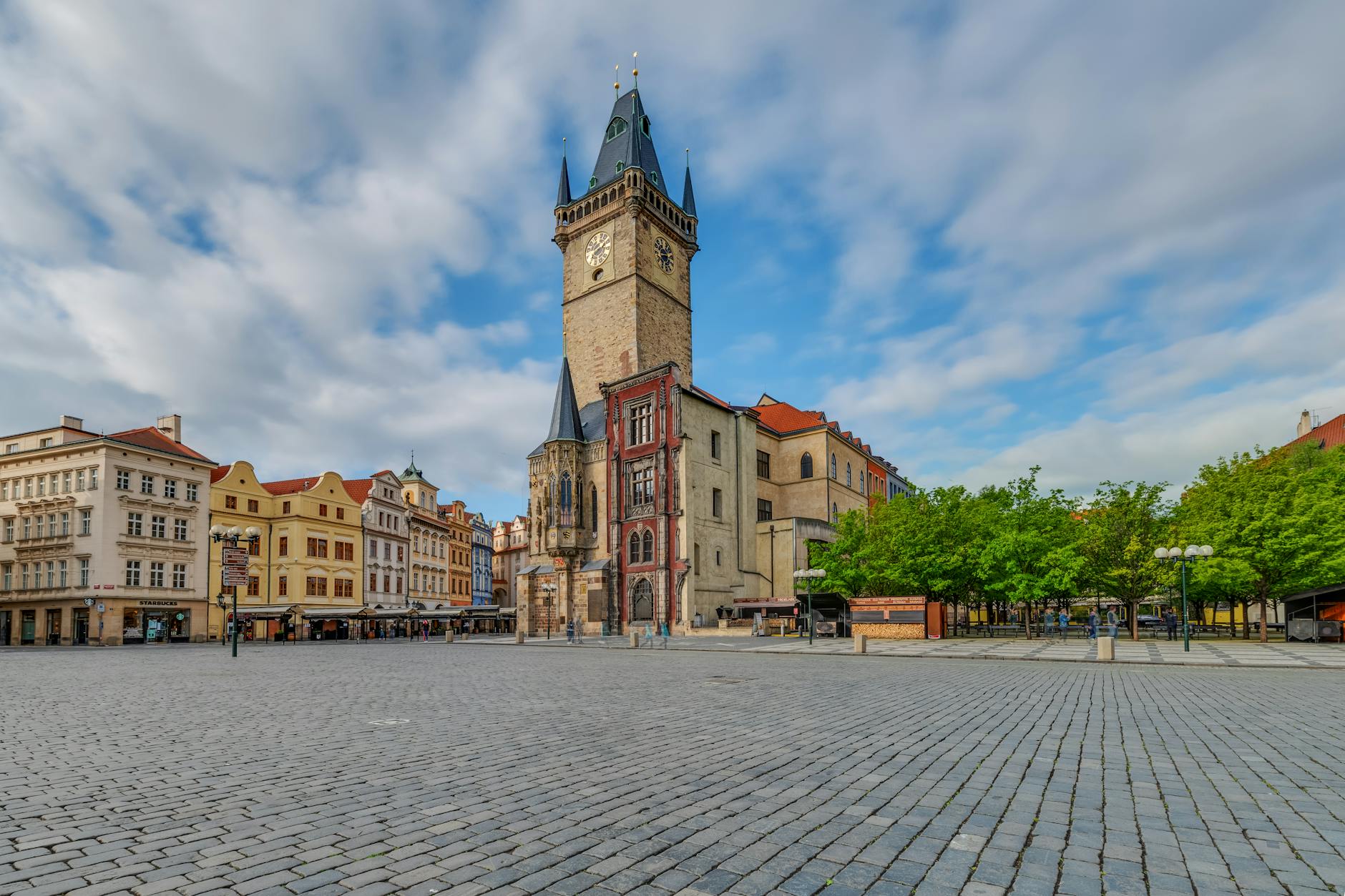 Rynek Staromiejski w Pradze z ratuszem i zabytkowymi kamienicami