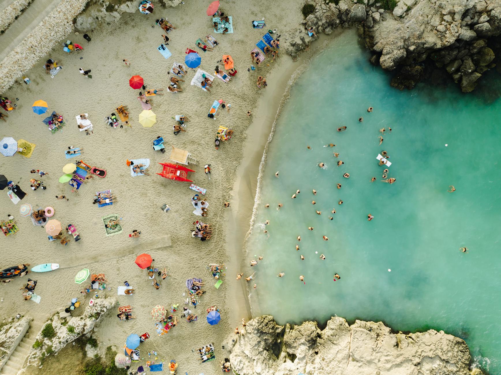 Tłoczna plaża w Monopoli we Włoszech widziana z lotu ptaka