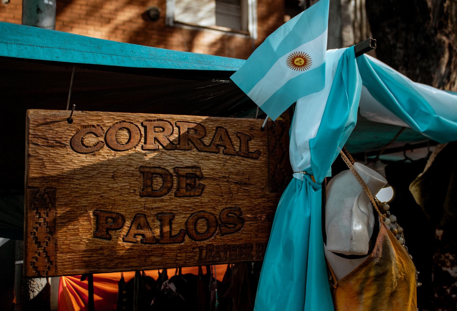 Drewniany szyld Corral de Palos z flagą Argentyny na targu w Buenos Aires Drewniany szyld Corral de Palos z flagą Argentyny na targu w Buenos Aires