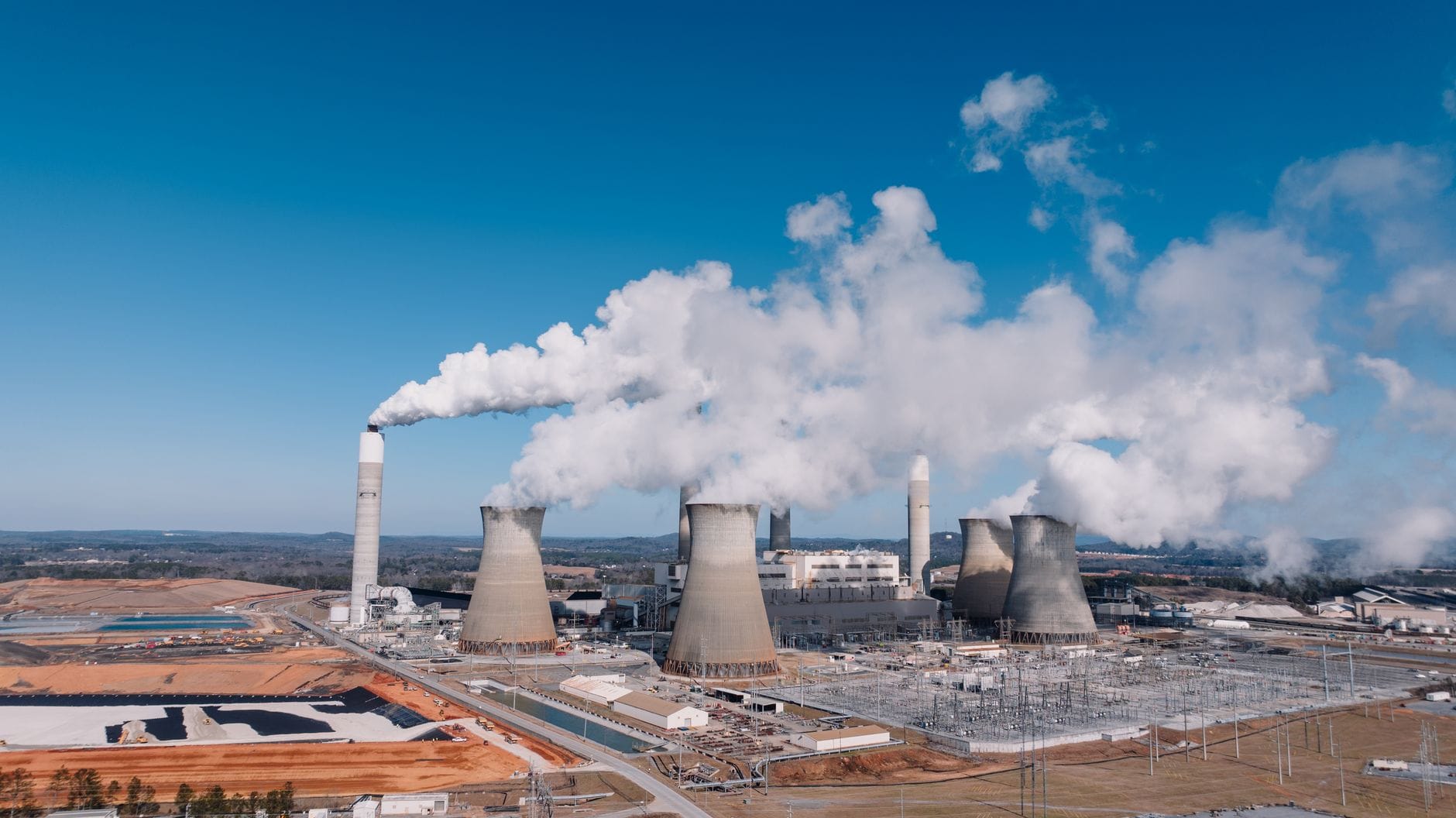Elektrownia węglowa z powietrza, kominy emitujące gęsty dym