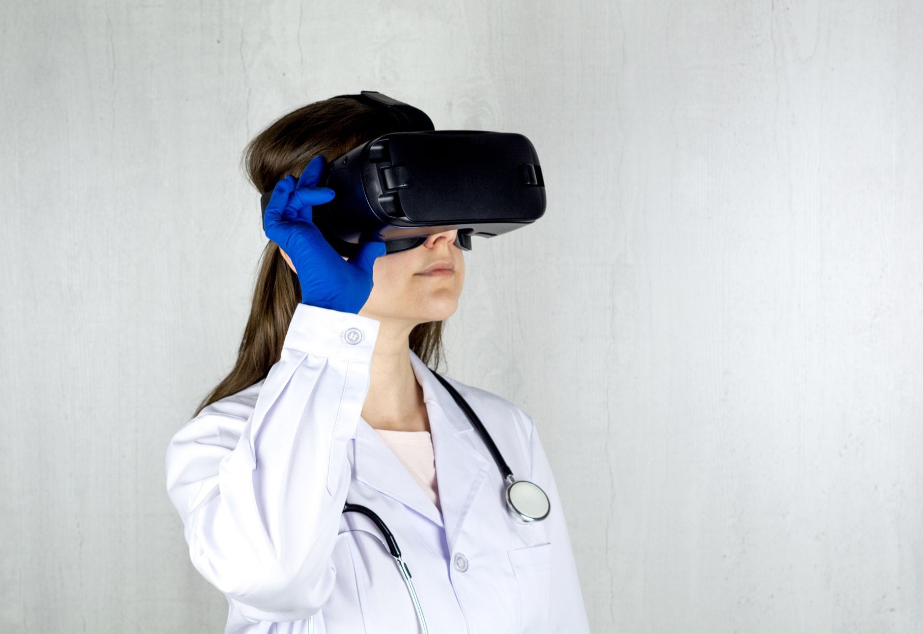 Sztuczna inteligencja w diagnostyce: jak AI zmienia wykrywanie chorób i personalizację leczenia Lekarz w kitlu używa gogli VR do medycznej analizy danych