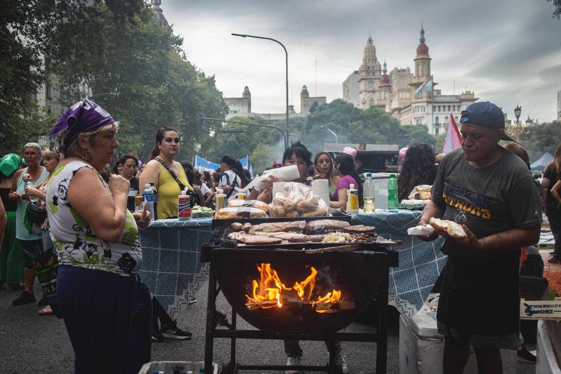 Ludzie przy stoiskach z grillem na ulicznym festiwalu w Buenos Aires
