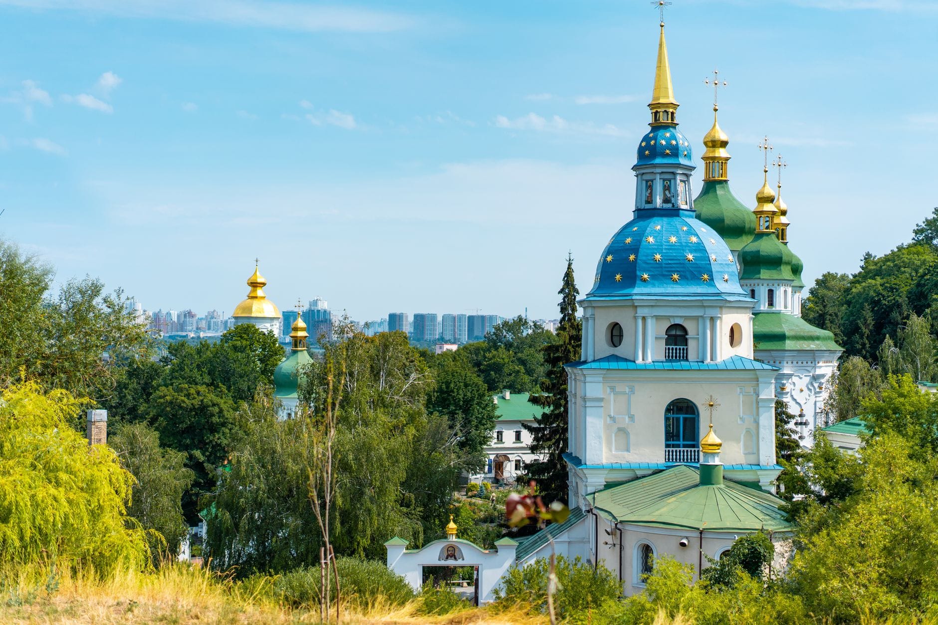 Monaster św. Michała Archanioła o Złotych Kopułach w Kijowie na tle błękitnego n Monaster św. Michała Archanioła o Złotych Kopułach w Kijowie na tle błękitnego n