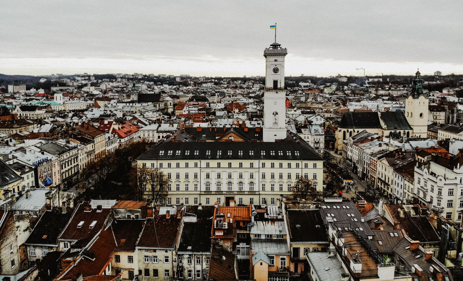 Panorama Lwowa z ratuszem i zabytkową zabudową z lotu ptaka