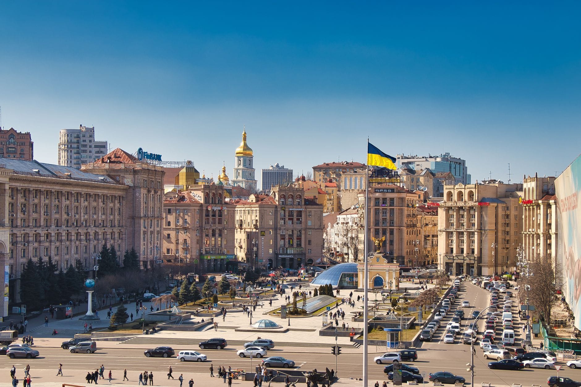 Plac Niepodległości w Kijowie z historycznymi budynkami i przechodniami
