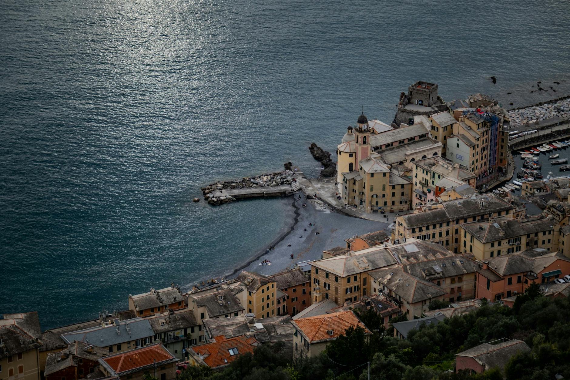 Widok z lotu ptaka na nadmorską wioskę Camogli we Włoszech