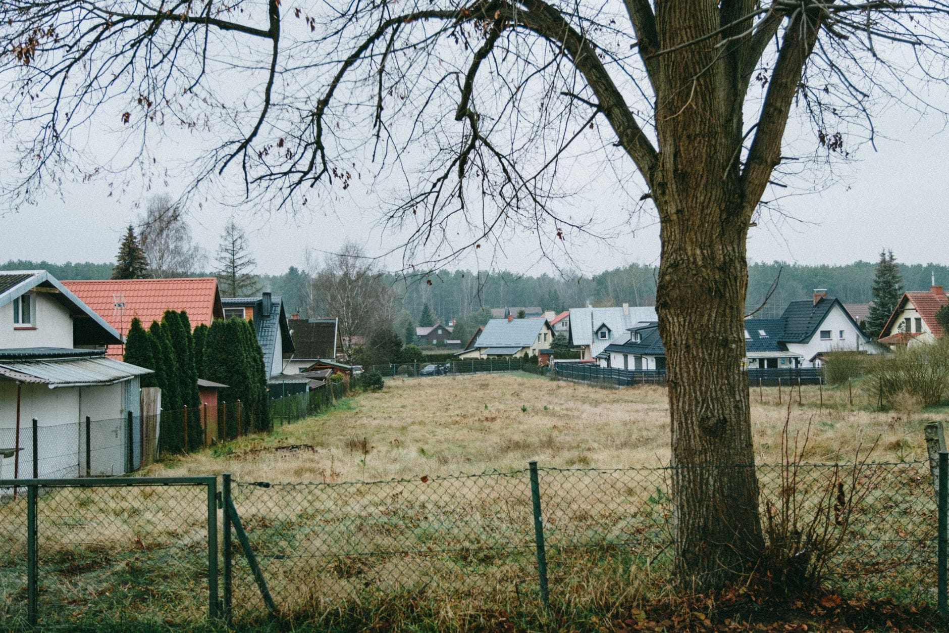 Mglista wiosenna panorama polskiej wsi z kolorowymi domami i drzewami