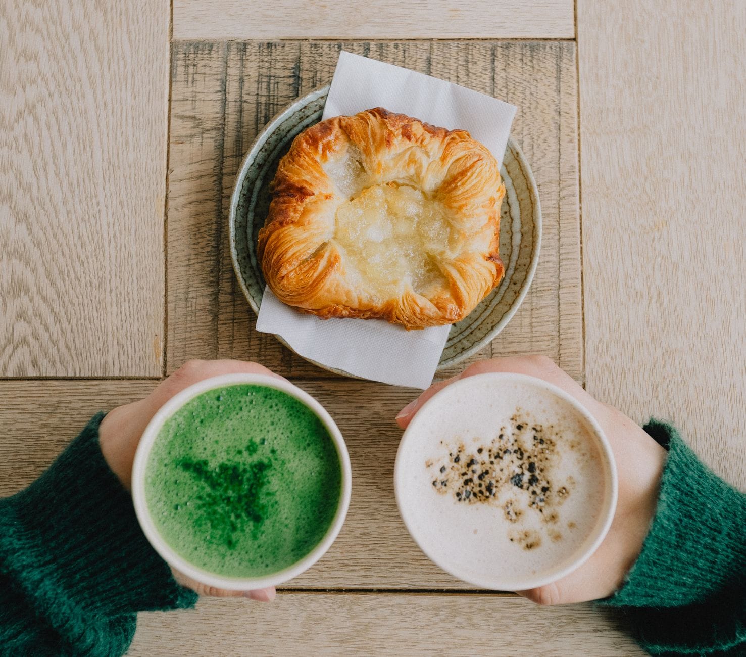 Japońskie śniadanie w kawiarni: matcha latte i maślane ciastko