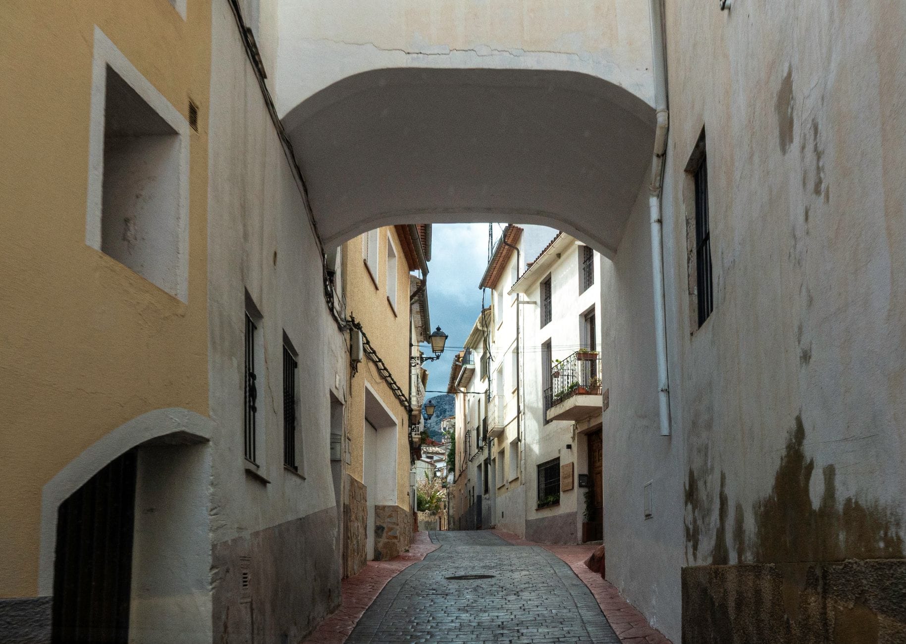 Urokliwa uliczka w El Castell de Guadalest z historyczną zabudową